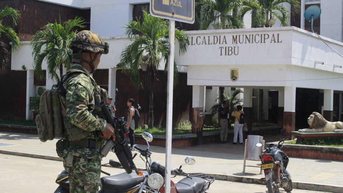 Tibú (Colombia). Un soldado vigila frente a la Alcaldía local.