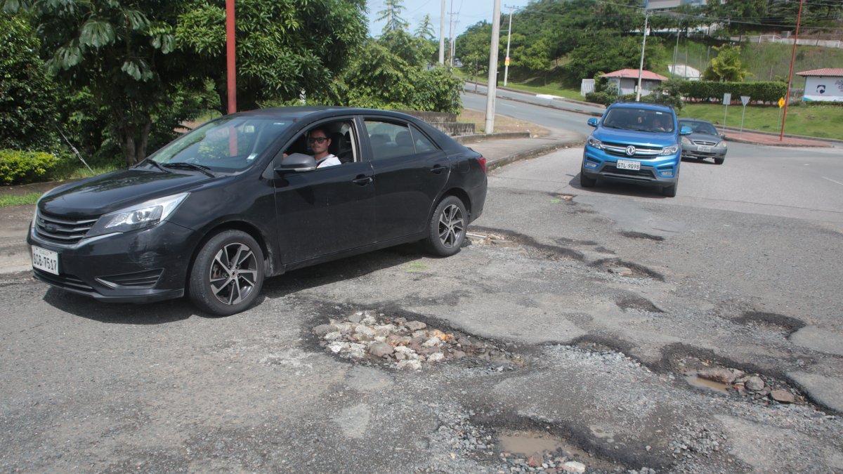Villa del Rey. Los residentes están rellenando los baches con piedras para evitar caídas severas.