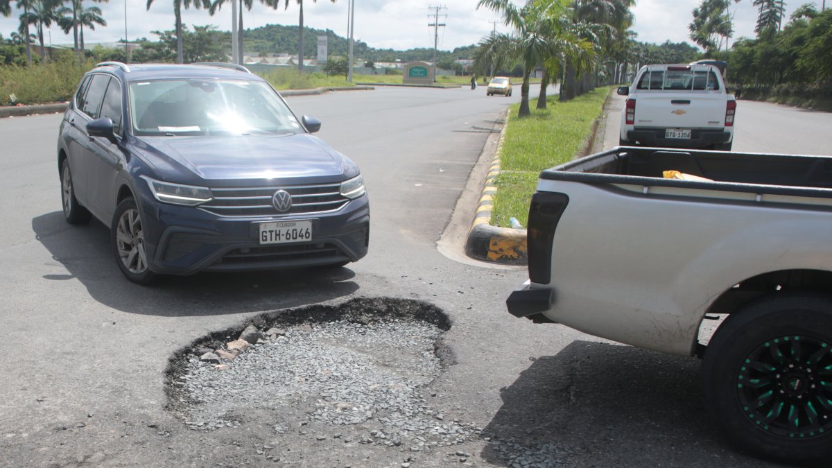 Los baches son las principales afectaciones para que los autos sufran daños.