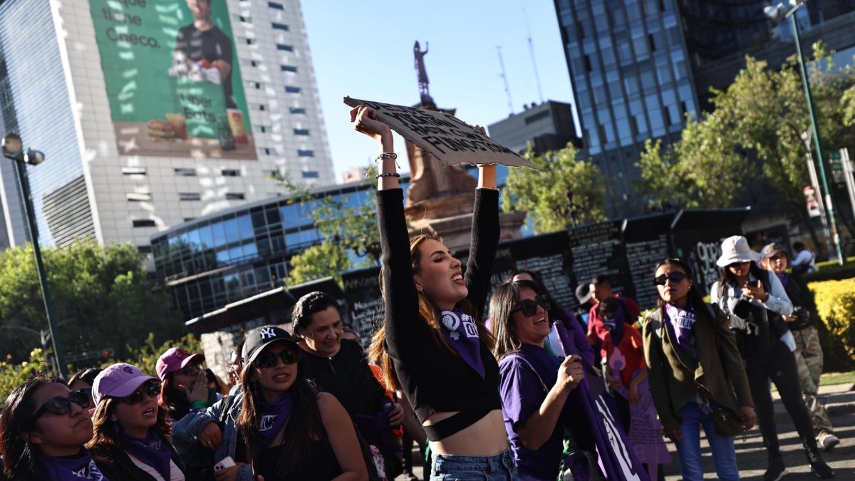 Varias mujeres que participan en una manifestación por el Día Internacional de la Eliminación de la Violencia contra las Mujeres, en Ciudad de México (México).