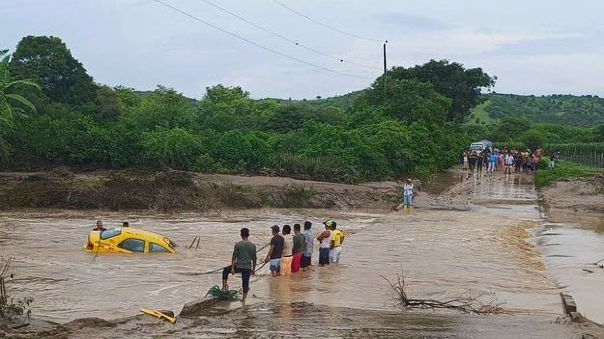 Así terminó un taxi que fue arrastrado por la corriente en la comuna Manantial de Colonche, en Santa Elena.