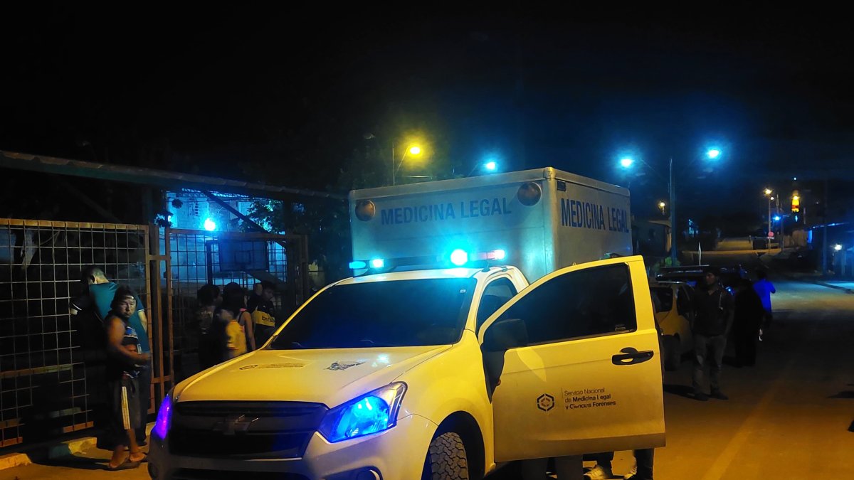La policía acudió al levantamiento de los cuerpos en Anconcito y Palmar donde ocurrieron las muertes la noche del 7 de marzo.