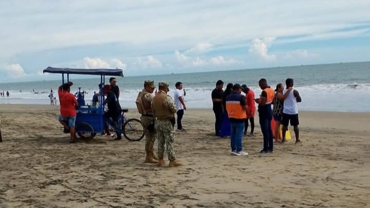 Las autoridades y personal de rescate en Playas aún buscan al joven que fue arrastrado por las olas en Playas.