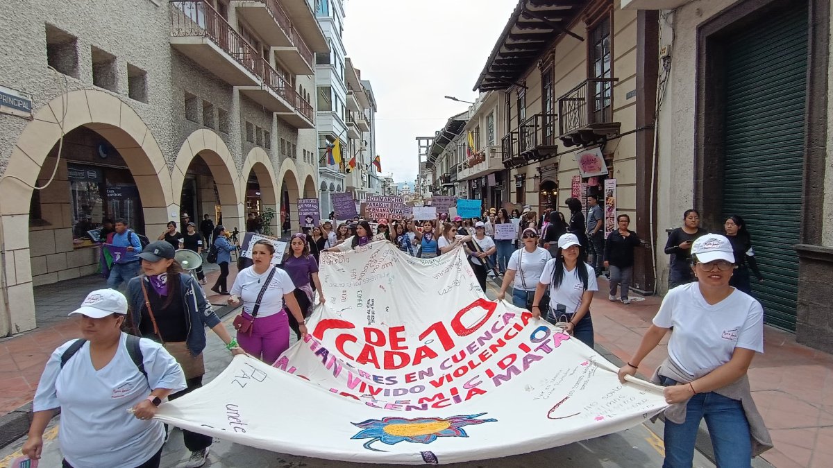Decenas de mujeres participaron en la marcha por el Día Internacional de la Mujer que se desarrolló en Cuenca.