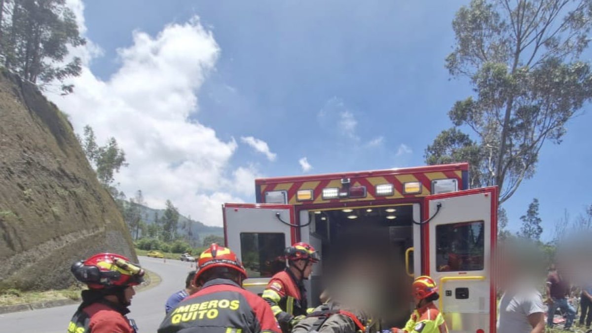 Se registró un accidente de tránsito en la vía a Papallacta, km 4.5. Una persona quedó atrapada en el vehículo