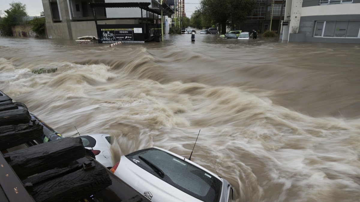 Fotografía de una calle inundada por fuertes lluvias este viernes, en Bahía Blanca (Argentina).