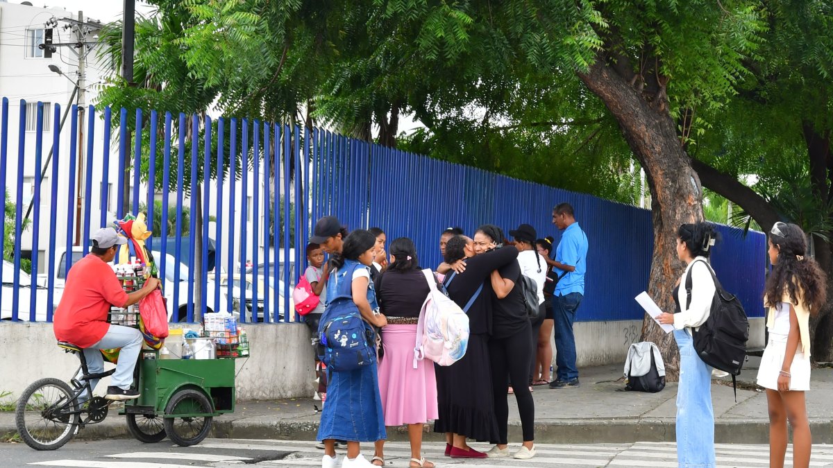 Este 8 de marzo de 2025, familiares de los reos buscaban información sobre el paradero de sus seres queridos.