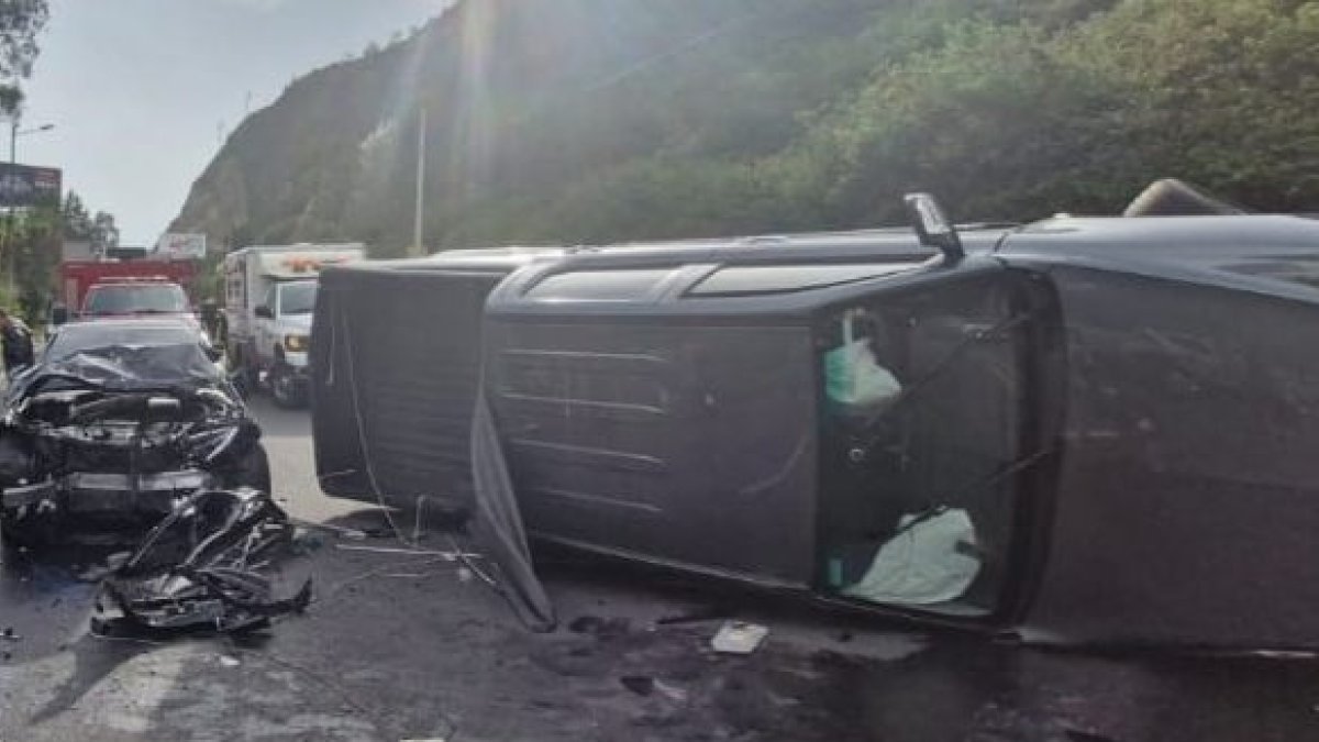 Un camioneta y dos vehículos pequeños estuvieron involucrados en el choque.