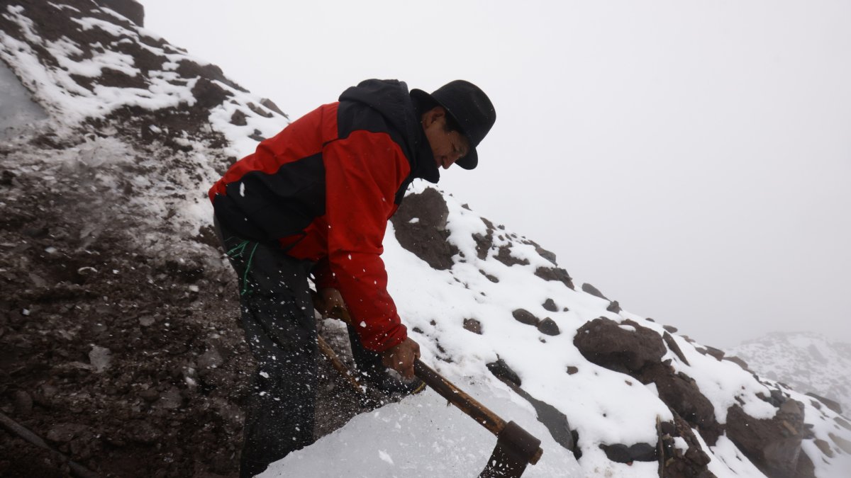 Con un pico, Juan Uschca le da forma a un bloque de unas 60 libras.