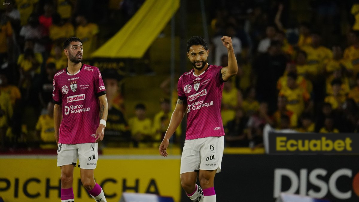 El delantero colombiano Jeison Medina (d) es la figura de los rayados.