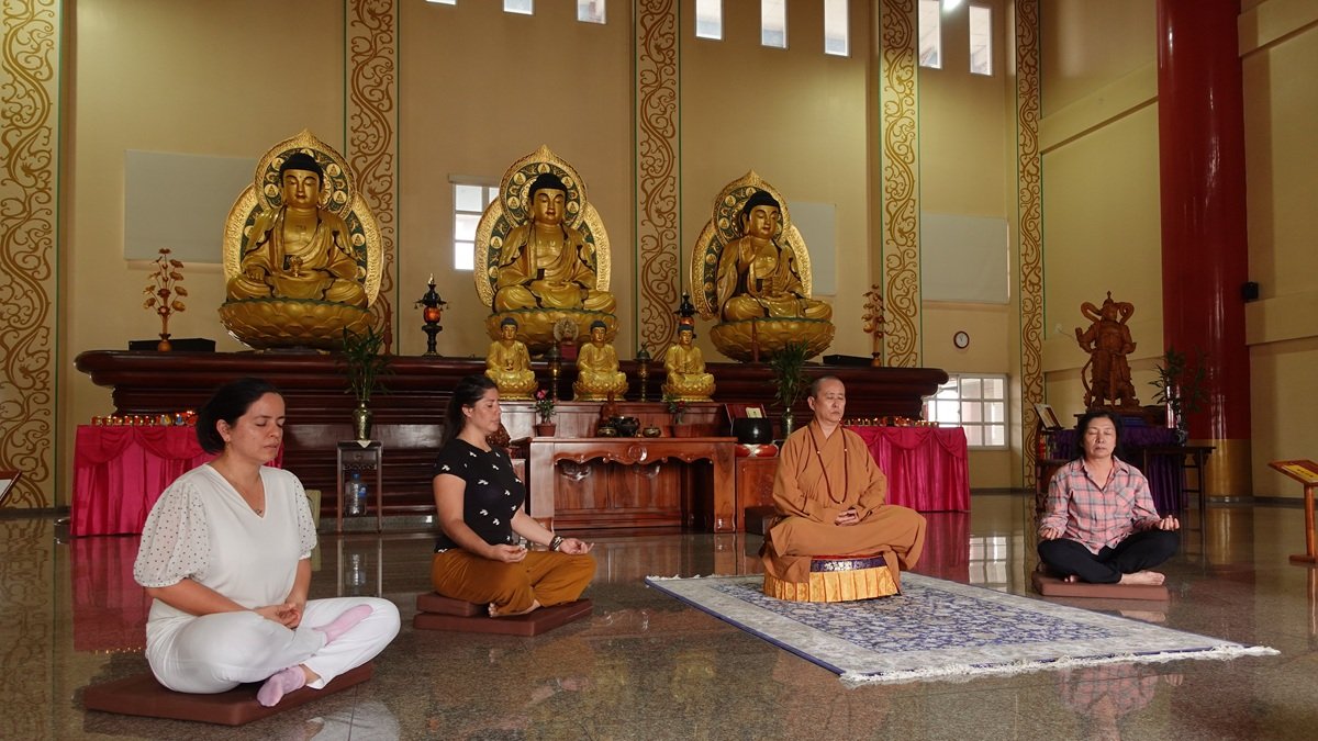 Experiencia. Voluntarias meditan en un salón junto a la maestra Yendi.