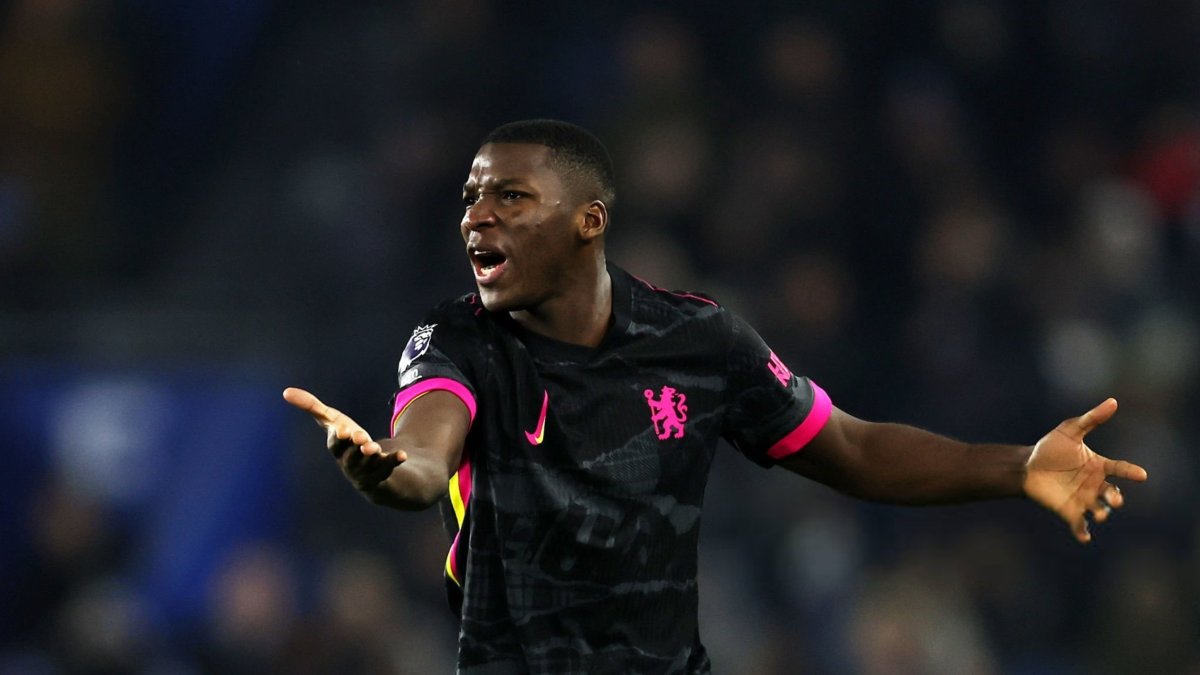 Moisés Caicedo destaca en la volante de Chelsea.