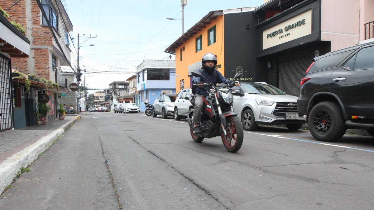 La calle García Moreno y Eloy Alfaro, en el barrio San Marcos, está deteriorada.