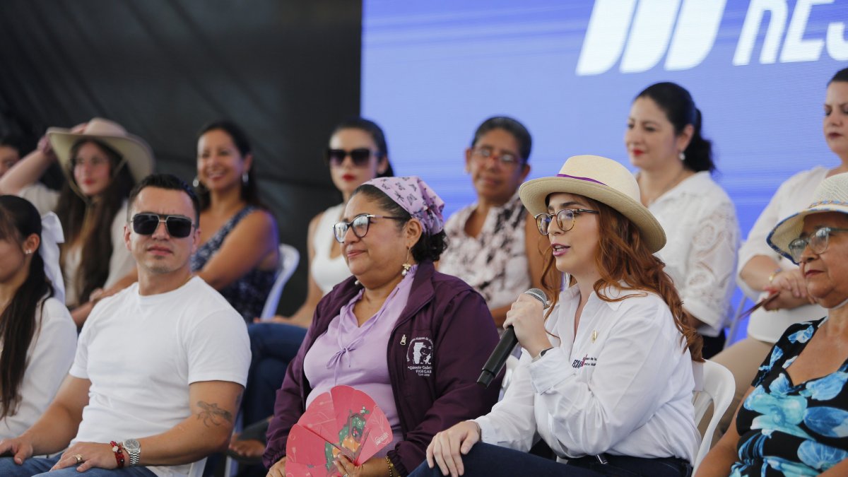 El presidente Daniel Noboa y la ministra de la Mujer y DD. HH., Ariana Tanca, participaron el 8 de marzo de 2025 en un dialogo con mujeres de Manabí.