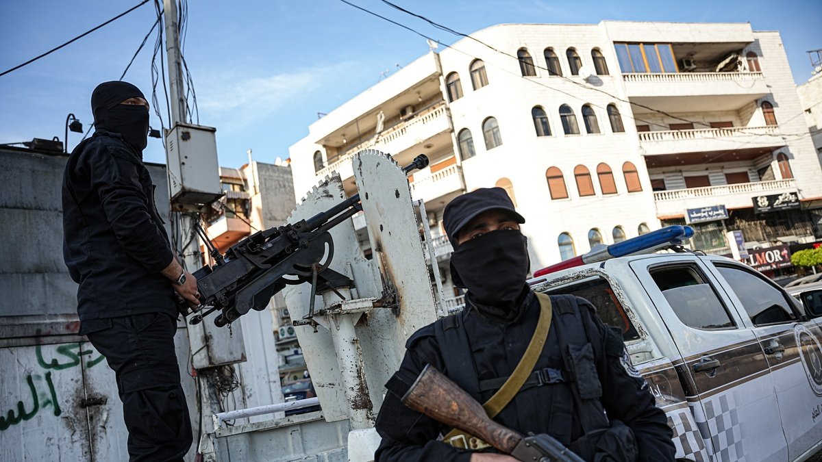 Las fuerzas de seguridad sirias vigilan un puesto de control tras los enfrentamientos entre las fuerzas gubernamentales y los partidarios del antiguo régimen, en Latakia.