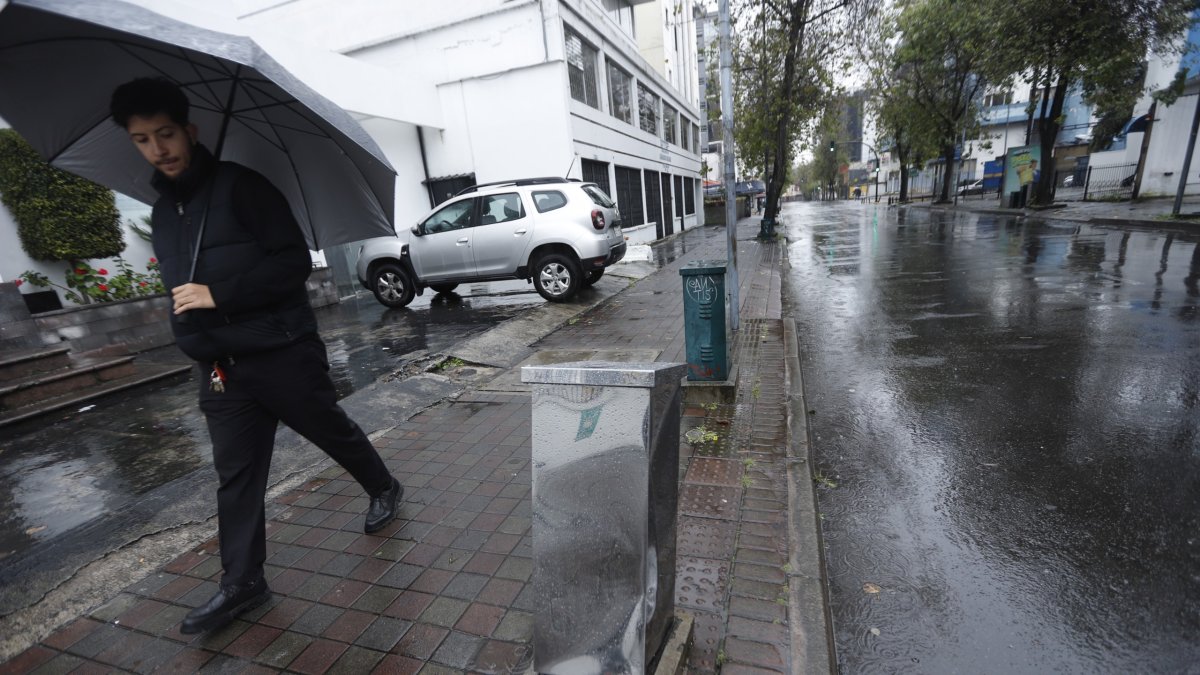En el sector de La Mariscal se registró acumulación de agua.