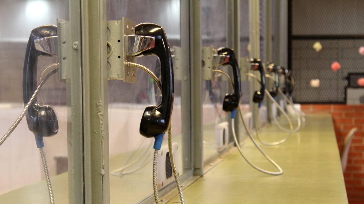 Fotografía de archivo en donde se aprecia un plano detalle de los teléfonos de la sala de visitas a los presos en una cárcel de Estados Unidos.