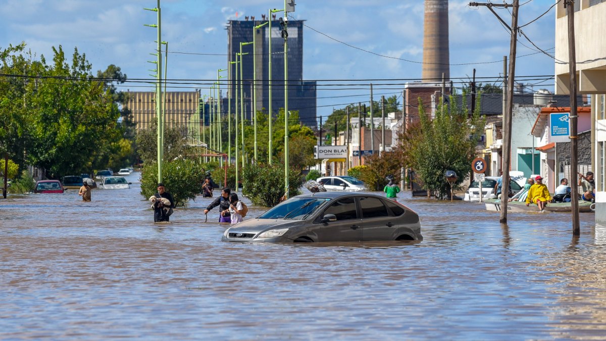 El fuerte temporal inundó con dos metros de agua a algunos barrios de Bahía Blanca, en Argentina.