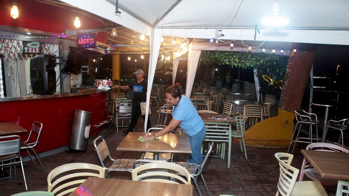 Quienes laboran en los locales de comidas lamentan las bajas ventas.