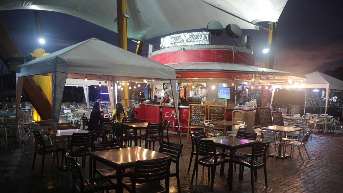 Los negocios abiertos al público en el Malecón del Salado tienen pocos visitantes, otros están completamente olvidados y cerrados.