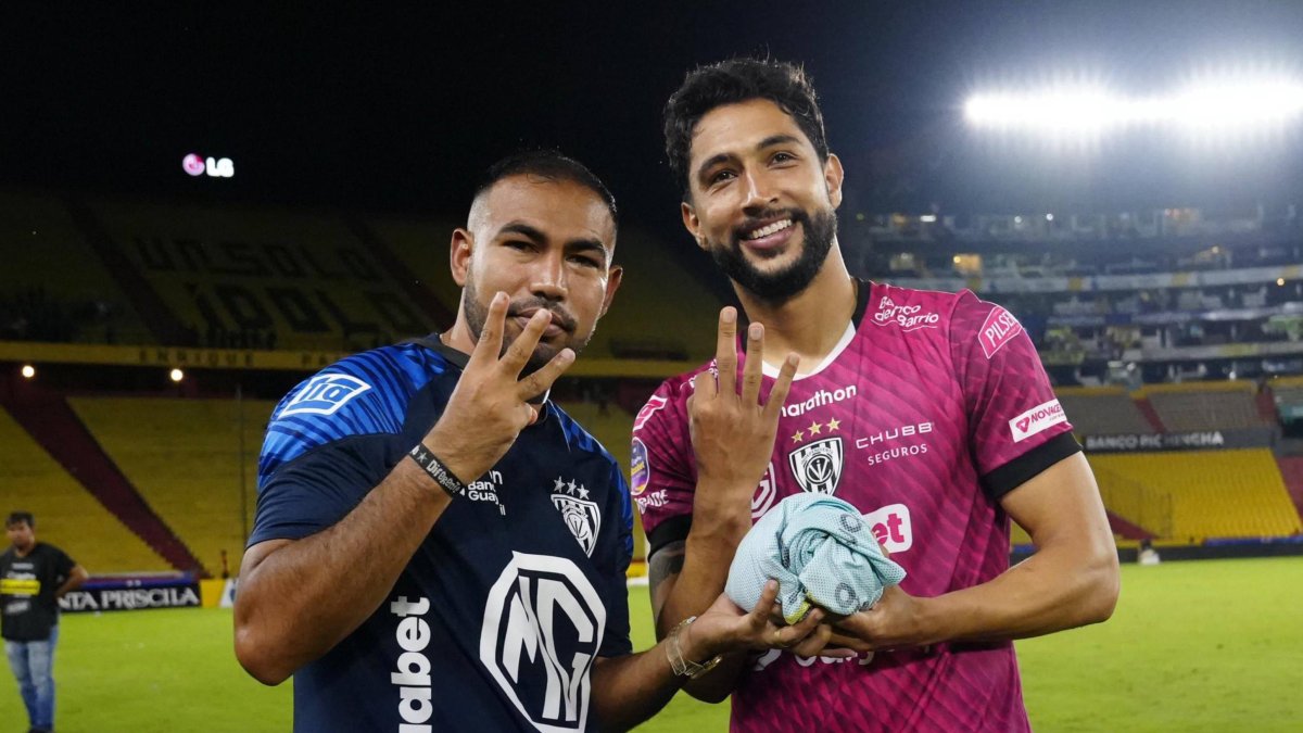 Junior Sornoza le entregó un balón simbólico a Jeison Medina.