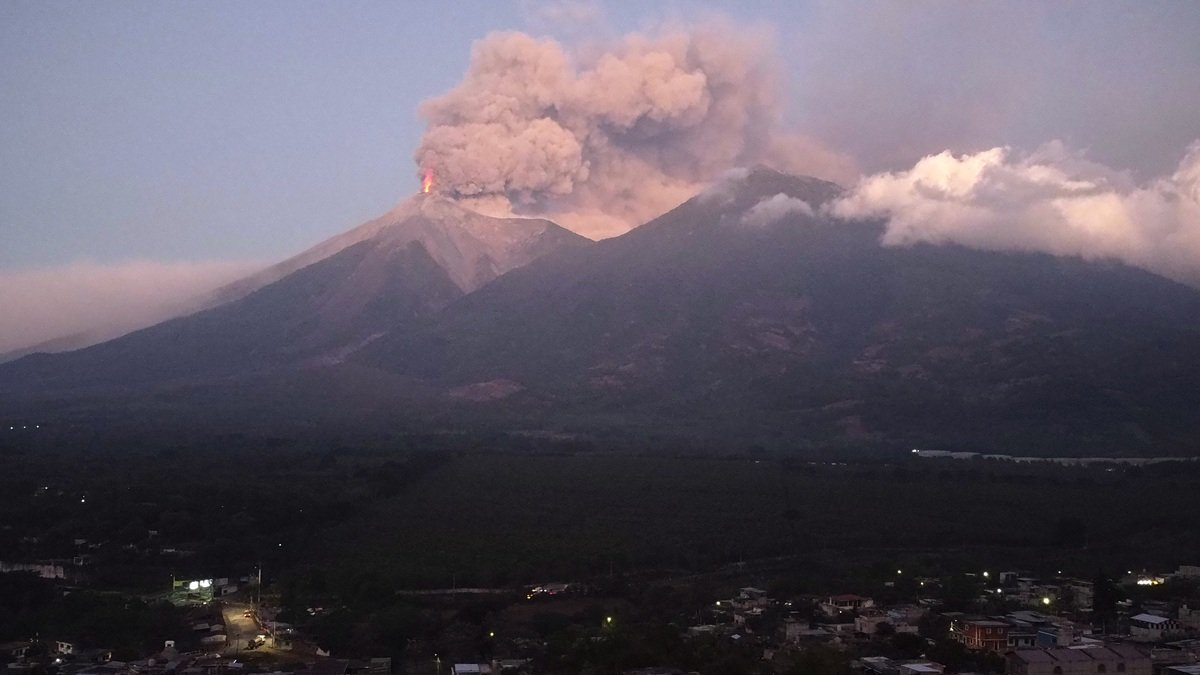 El volcán Fuego entra en erupción visto desde Alotenango, departamento de Sacatepéquez, a unos 65 kilómetros al suroeste de la Ciudad de Guatemala, el 10 de marzo de 2025.