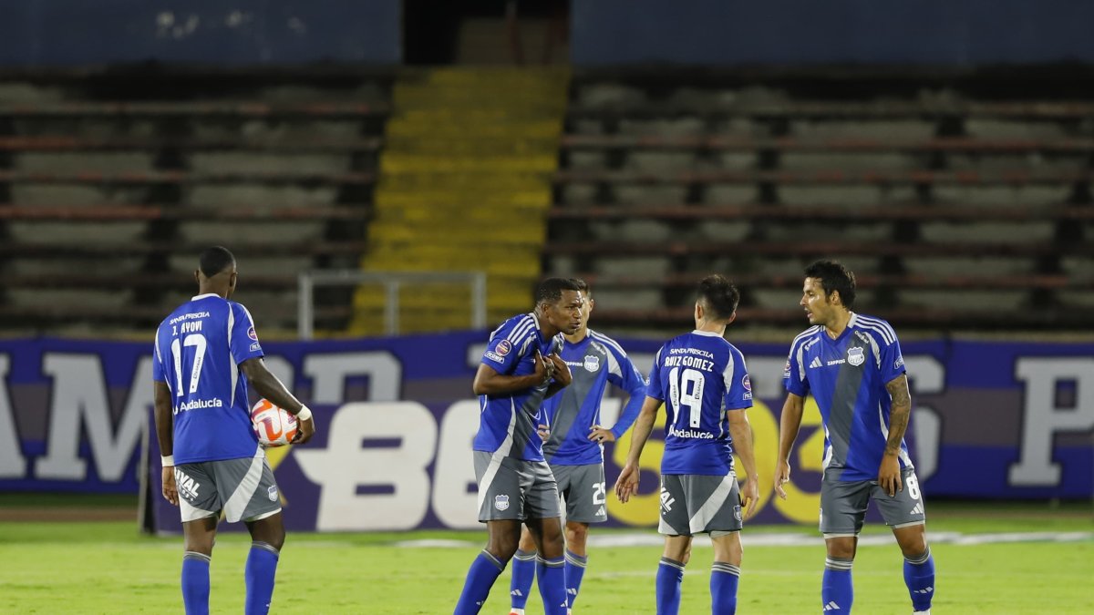 Los jugadores millonarios reaccionan tras la derrota transitoria de 2-0 ante Vinotinto.