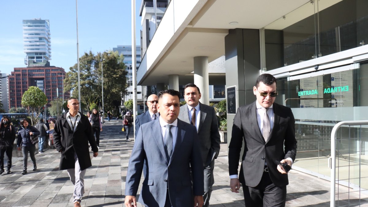 Francisco Barreiro Abad llega a al juicio acompañado de su abogado Santiago Hernández este lunes 10 de marzo de 2025.