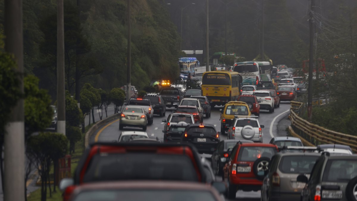 Los conductores deben evitar movilizarse en sus vehículos en los horarios restringidos por día y por placa en la capital
