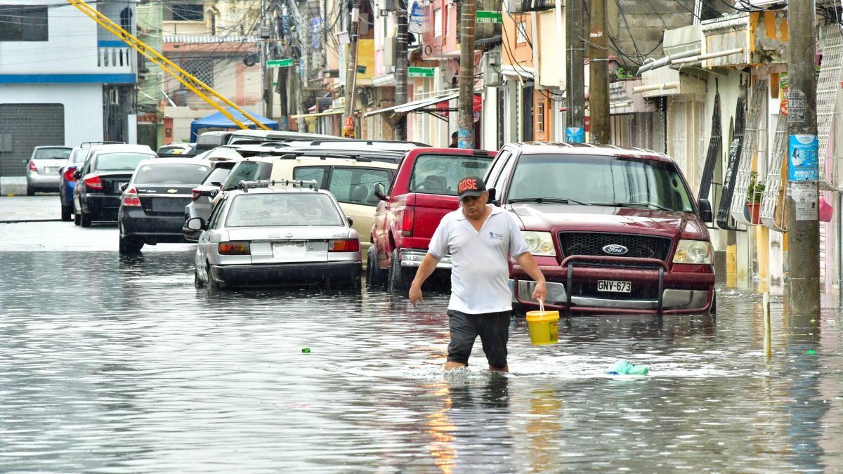Alertan sobre condiciones climáticas en Guayaquil: fuertes lluvias, vientos y truenos afectan la ciudad.