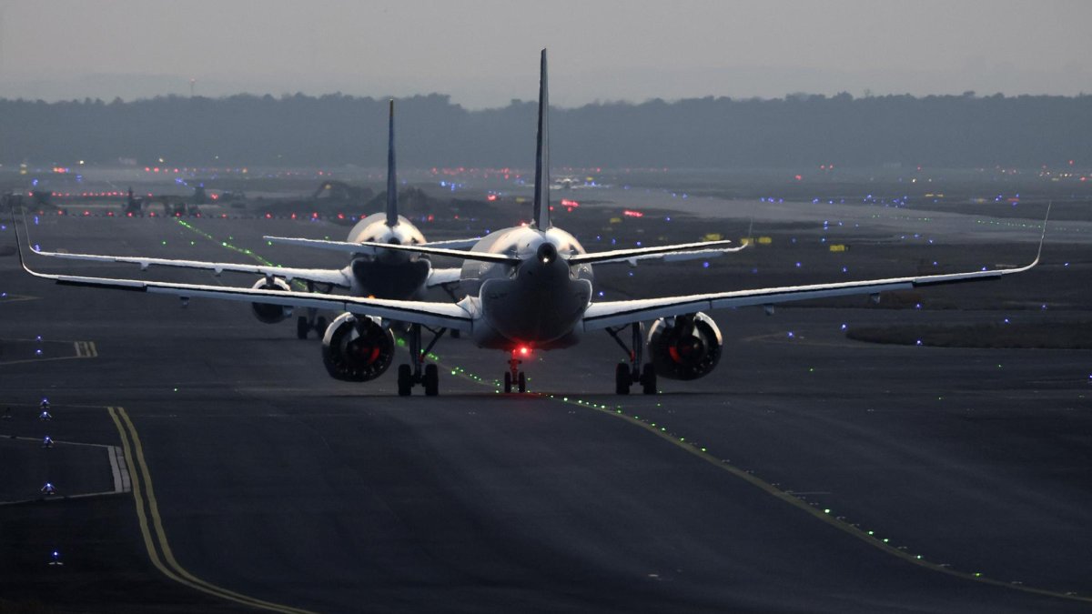 Vista de un avión en el aeropuerto de Fráncfort que mañana hará huelga junto con otros aeródromos alemanes.
