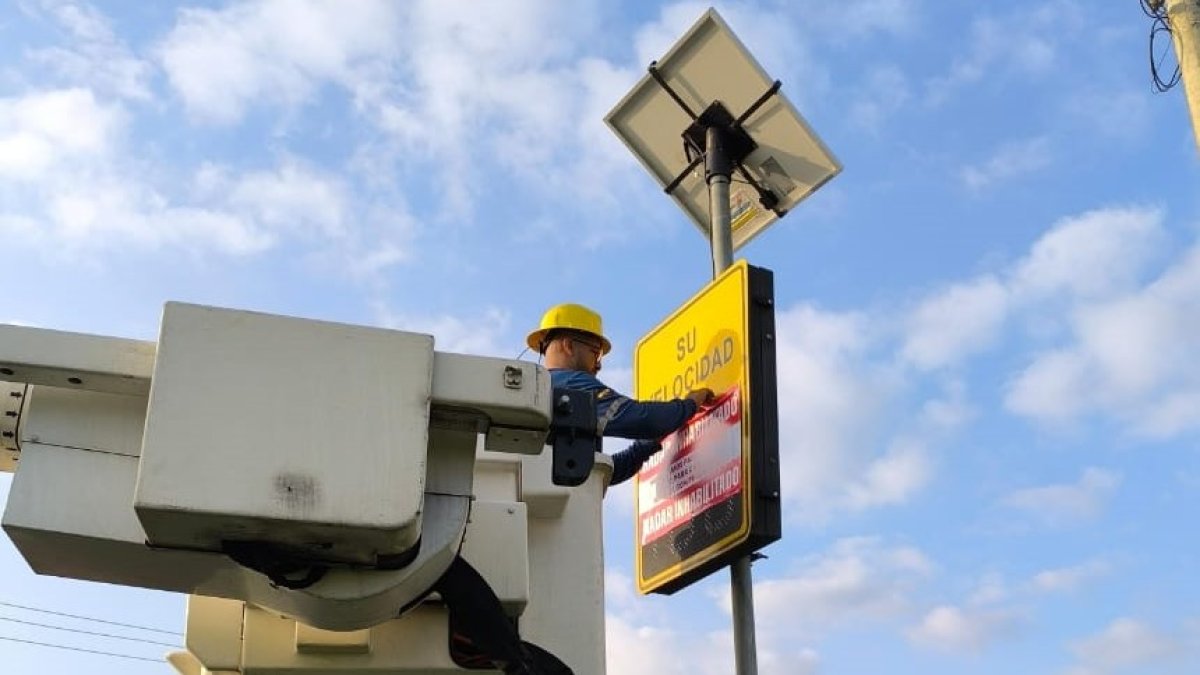 Momento en que personal retira los sellos de clausura para analizar los radares en Durán.