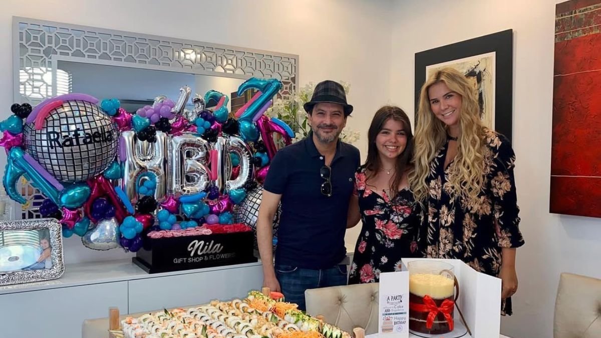 Rafaella Pimentel junto a sus padres en una fotografía tomada en agosto de 2020.