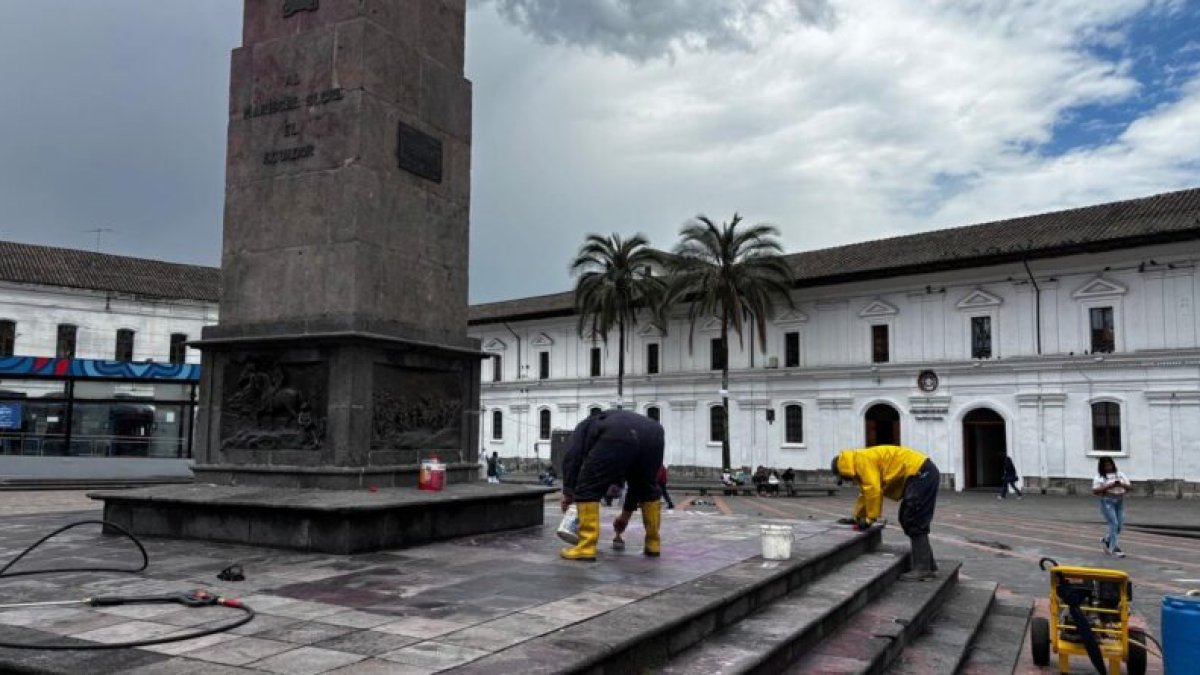 Los grafitis fueron limpiados en el Centro Histórico de Quito.