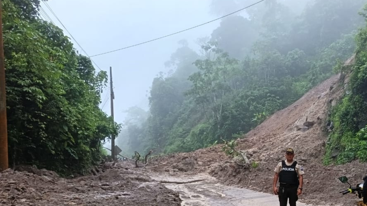 Vía cerrada por deslizamiento de tierra.