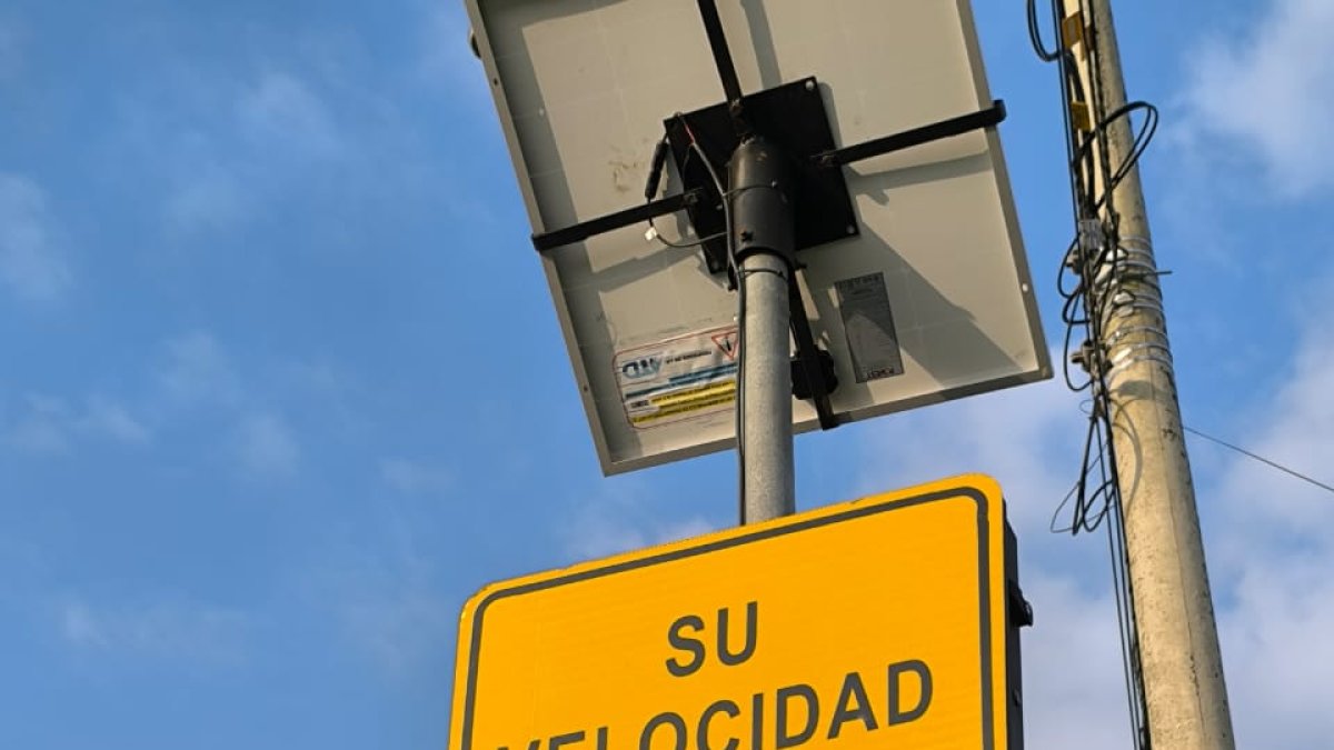 Así permanecen ahora los radares de Durán. Nuevamente se les colocó los sellos que confirman que no están operativos.