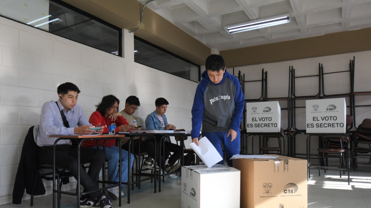 Impedimento. El CNE es la autoridad que deberá regular la eventual restricción del uso del teléfono móvil mientras se sufraga en las elecciones.