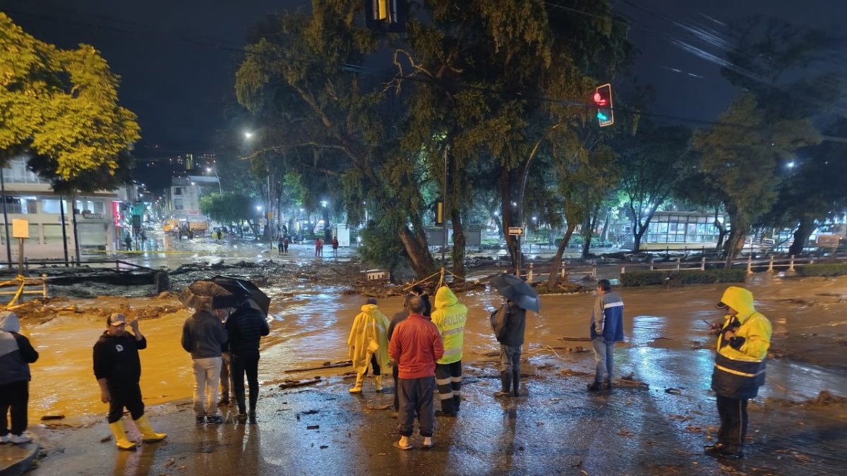 Las autoridades han alertado sobre el riesgo de que más puentes colapsen.