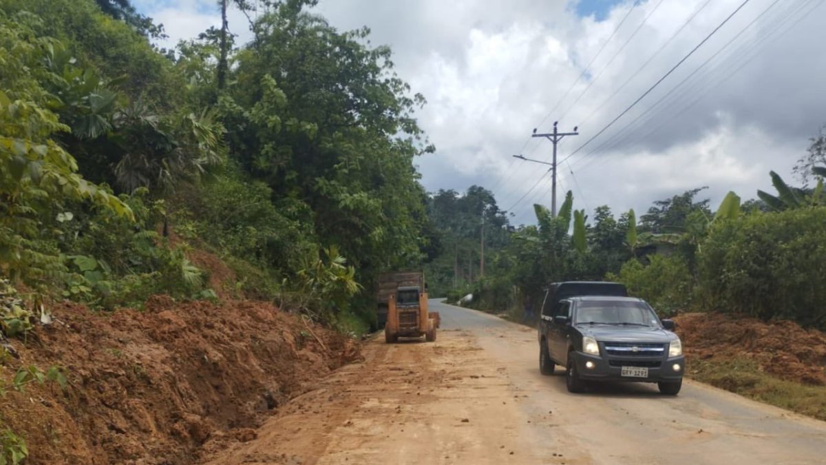 La maquinaria del Ministerio de Obras Públicas habilitó algunas vías cerradas por el temporal invernal.