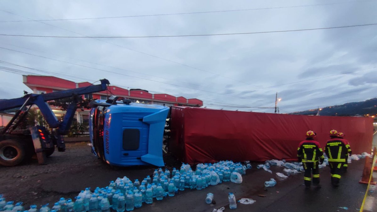Los paramédicos de los Bomberos de Quito brindaron atención prehospitalaria a los heridos.