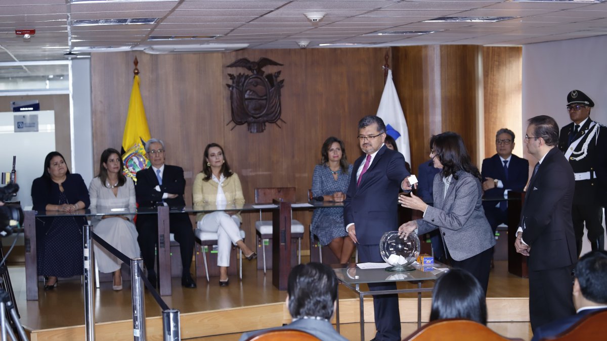 El presidente de la Corte Constitucional, Alí Lozada, fue el encargado de realizar el sorteo.