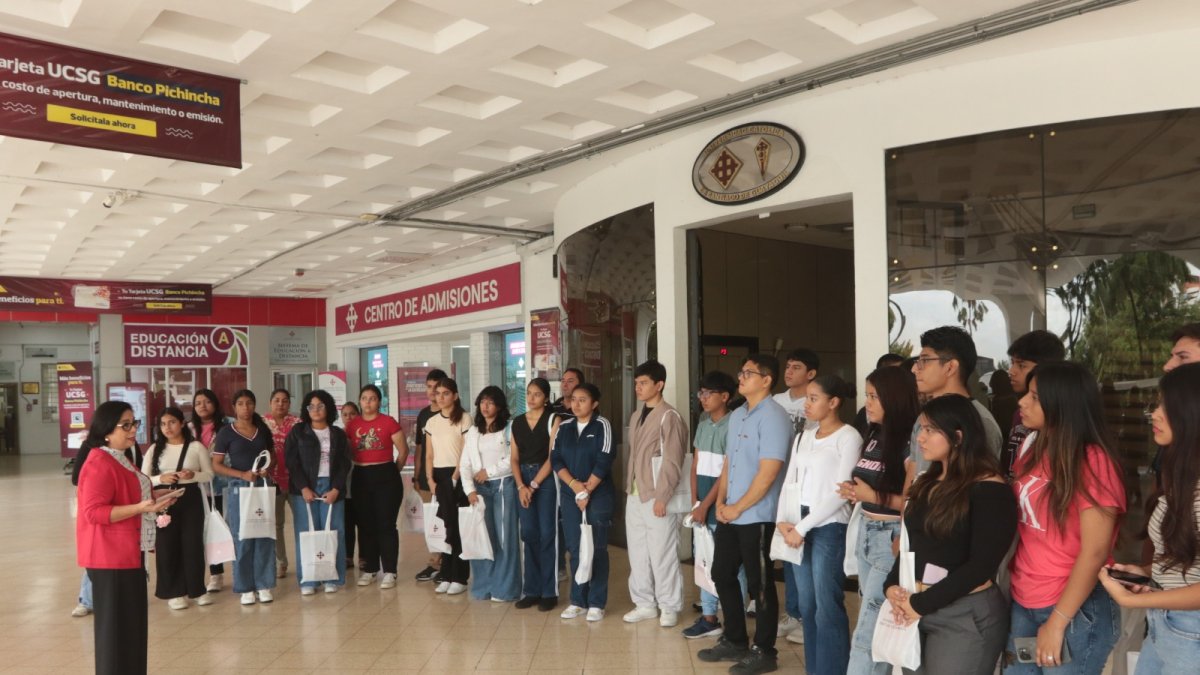 La Decana de la Facultad de Arte y Humanidad, Alemania González dio la bienvenida a los nuevos aspirantes.