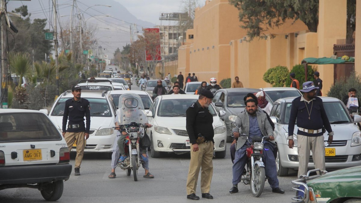 Funcionarios de seguridad inspeccionan vehículos en un puesto de control después de que se intensificara la seguridad tras un presunto ataque militante a un tren de pasajeros
