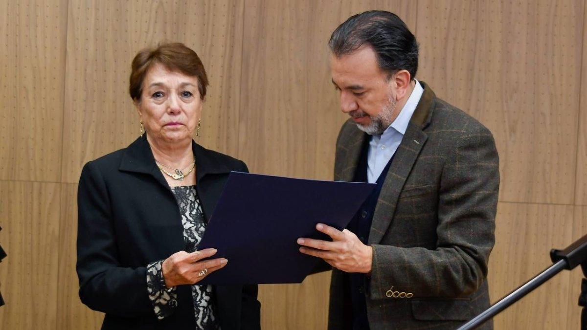 El alcalde Pabel Muñoz entregó el reconocimiento a Rebeca Cabezas, madre de la exreina Carla Torres.