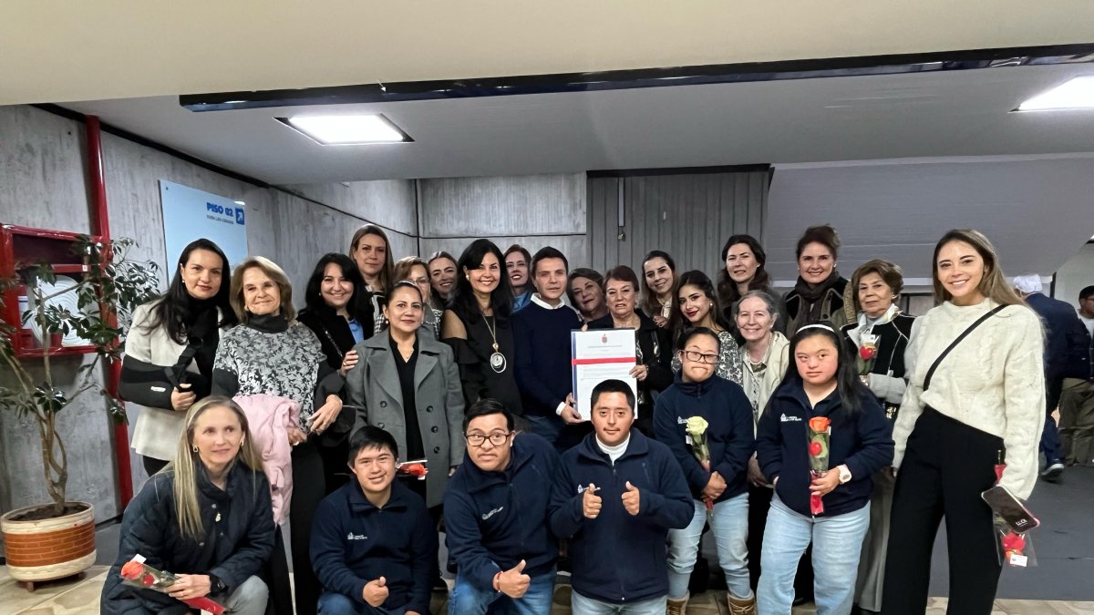 Rebeca Cabezas, madre de Karla Torres, recibió el reconocimiento. Integrantes de la Fundación Reina de Quito la acompañaron.