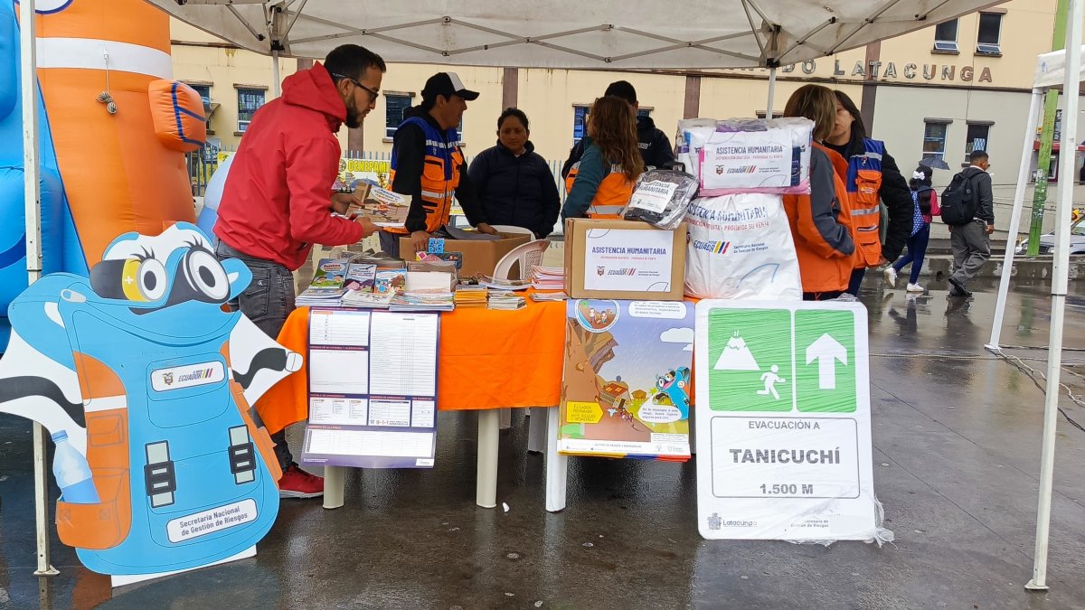 Entrega de señalética por parte de Gestión de Riesgos.