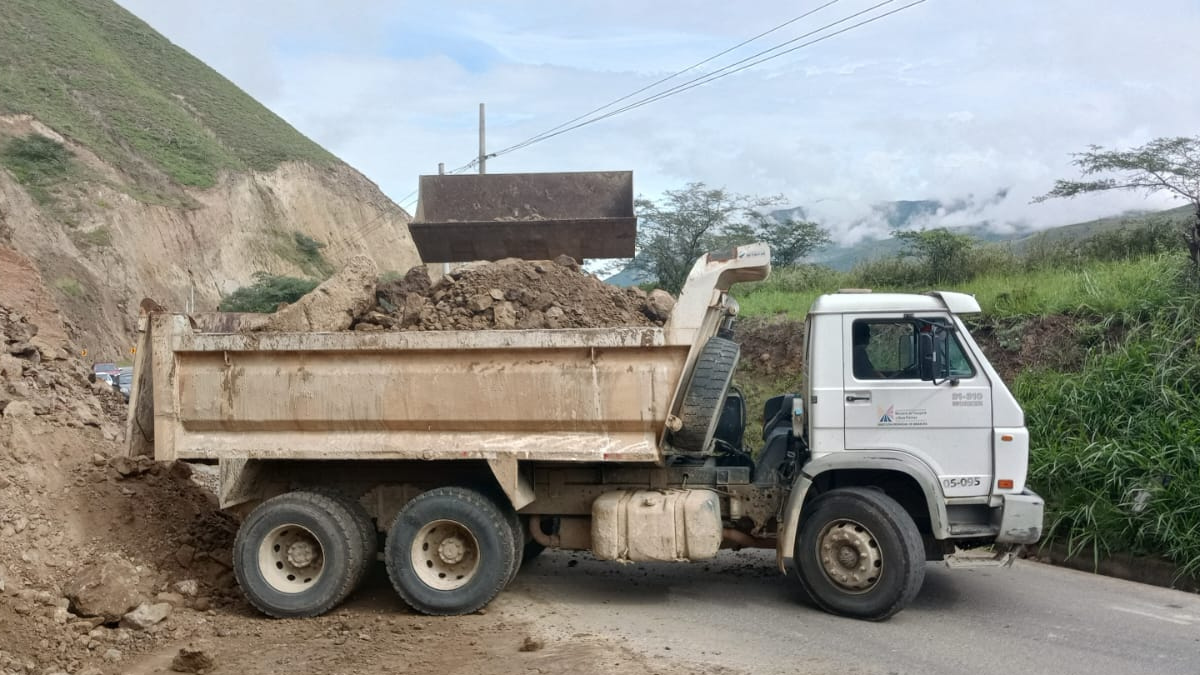 Obras Públicas trabajó en la limpieza de la vía E10 Lita-Salinas, km 129, sector Los Chivos, en Imbabura.