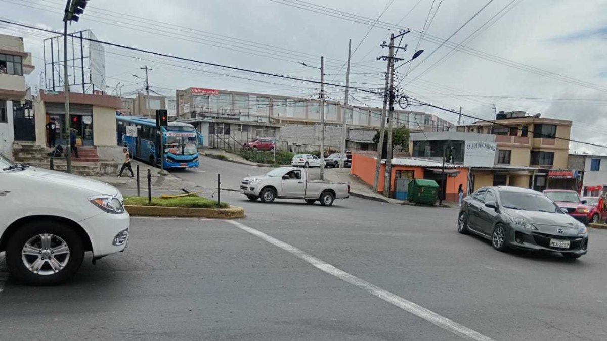 Ambato. La avenida bolivariana es muy transitada durante todo el día.