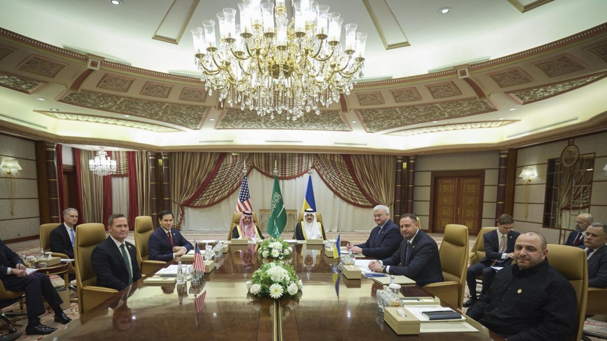 Yedá (Arabia Saudita). El Secretario de Estado, Marco Rubio, junto a la delegación de Ucrania y a funcionarios locales en la reunión de este 11 de marzo de 2025.