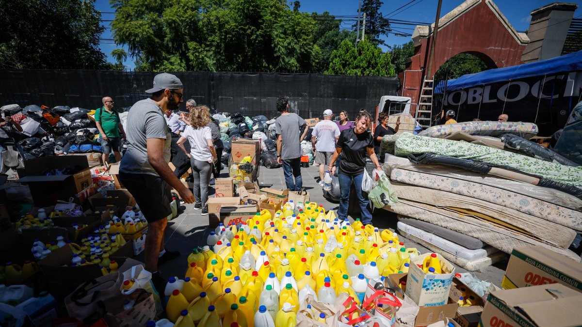 Decenas de personas fueron registradas este lunes, 10 de marzo, al acopiar y clasificar donaciones para los afectados por las inundaciones de Bahía Blanca.